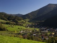  ZweiTlerLand Tourismus,Simonswald, Dorfmitte, Kirchturm, Fotografen "Clemens Emmler"  (Bildnachweis:  ZweiTlerLand Tourismus,Simonswald, Dorfmitte, Kirchturm, Fotografen "Clemens Emmler")