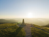 Blick auf das Bismarckdenkmal auf dem Seebuck am Feldberg (Bildnachweis:   Hochschwarzwald Tourismus GmbH)